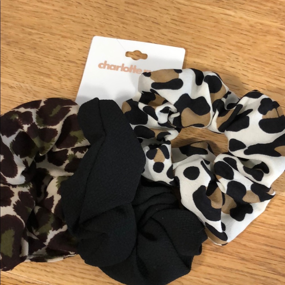 Set of scrunchies